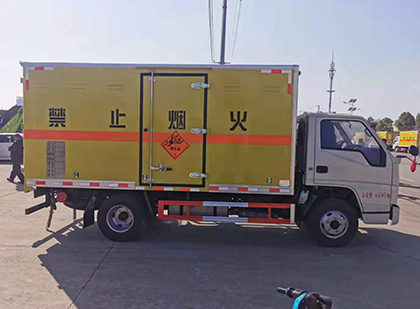 民勤爆破器材运输车技术升级与安全合规新趋势